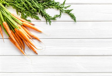 Havuç - taze, yapraklı - beyaz arkaplanda üst görünüm kopyalama alanı