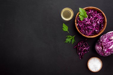 Kırmızı lahana - lahana salatası, soğuk lahana salatası - siyah mutfak masasının üstünde yazı yazmak için boşluk