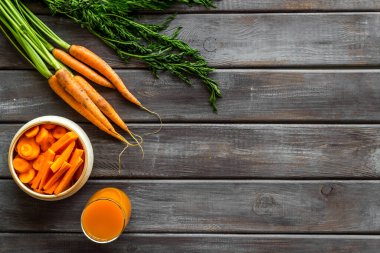 Havuç - dilimler, meyve suyu, yeşil tepeler - tepeden tırnağa kopyalama alanı