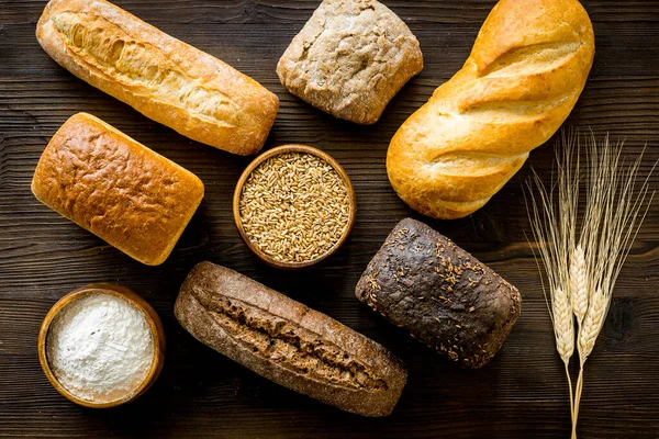 Panadería. Pan fresco en surtido sobre mesa de madera de arriba hacia abajo —  Fotos de Stock