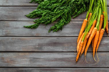 Fotokopi alanının üzerinde yeşil başlıklı taze havuçlar var.