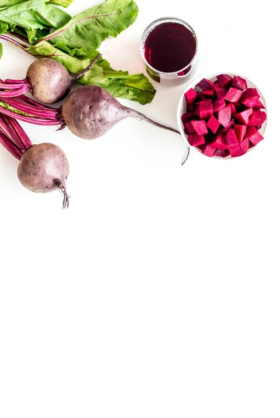 Top view of beet harvest. Green tops, slices, juice top-down space for text — Stock Photo, Image