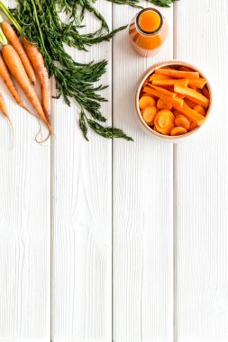 Havuç dilimleri, taze meyve suyu, sebzeler, en üstteki yeşil manzaralı fotokopi alanı.