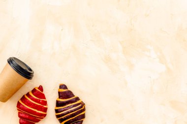 Kahveli kruvasan. Taş masa manzaralı kahvaltı.