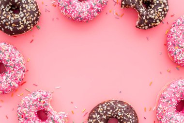 Donut çerçevesi, krema ve serpiştirme, genel manzara. Renkli fırın