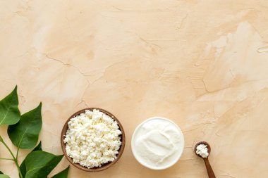 Kahvaltı için kremalı süzme peynir, mesaj için uzaydan.