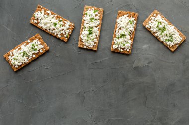 Süzme peynirli kahvaltı metinler için yukarıdan aşağıya doğru tost alanı