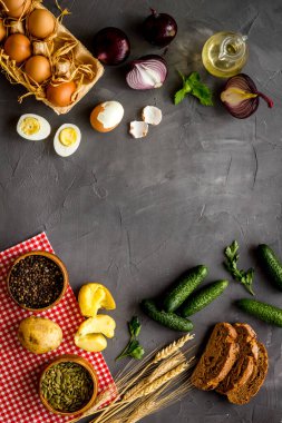 Akşam yemeği masasının üst katında taze ev yapımı yemekler - effs, ekmek, patates