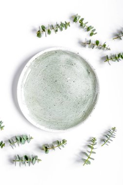 Beyaz masa manzaralı lavanta ve okaliptüslü kadın kahvaltısı.