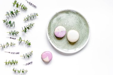 Tabakta badem kurabiyesi, okaliptüs ve lavanta rengi üst görünümü olan moda tasarım.