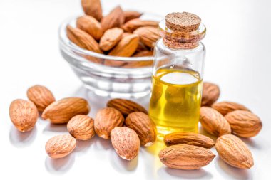 Beyaz arka planda organik kozmetik içeren badem yağlı spa