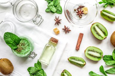 Kozmetik konseptinde doğal kivi fırçası