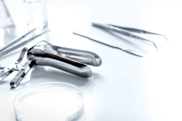 Instrumentos de ginecólogo sobre fondo blanco — Foto de Stock