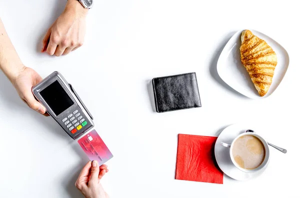 Pago con tarjeta de crédito en cafetería sobre fondo blanco vista superior — Foto de Stock