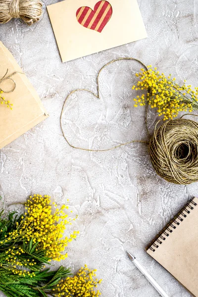 Concept Internationale Vrouwendag met bloemen stenen achtergrond bovenaanzicht — Stockfoto