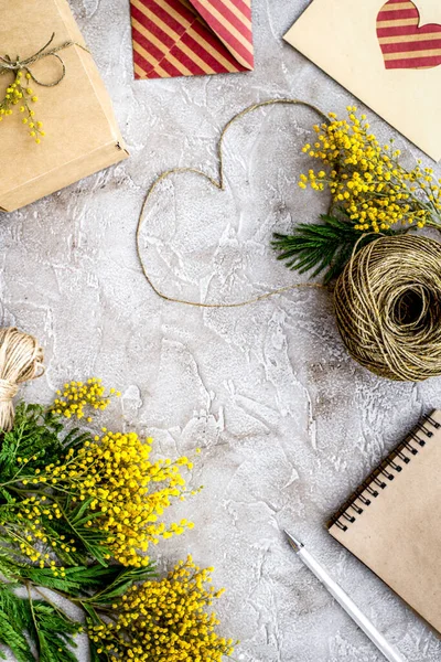 Concept Internationale Vrouwendag met bloemen stenen achtergrond bovenaanzicht — Stockfoto