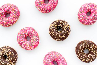 Çörekler beyaz arkaplanda düz konum deseni, üst görünüm