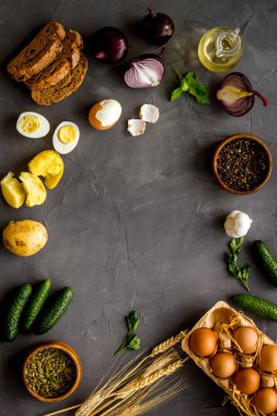 Akşam yemeği masasının üst katında taze ev yapımı yemekler - effs, ekmek, patates