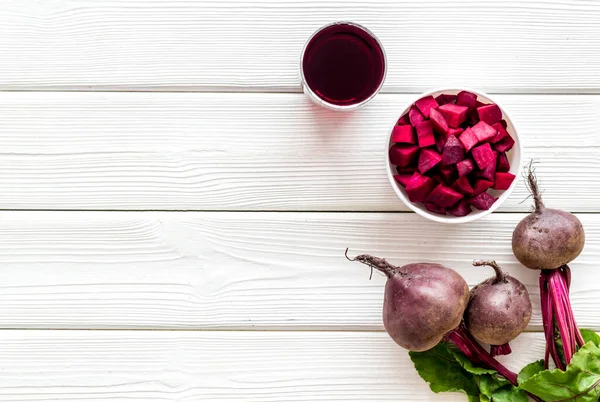 Sliced beet and juice on white table top view copy space — Stock Photo, Image