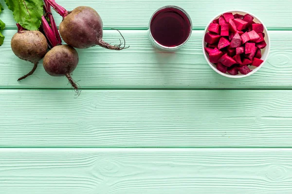 Snijbiet en sap op groene tafel bovenaanzicht kopieerruimte — Stockfoto