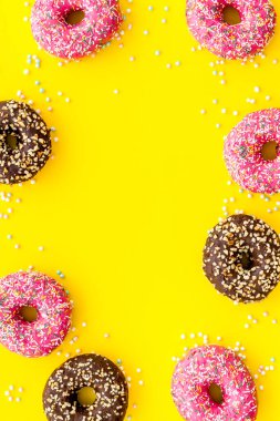 Donut çerçevesi, krema ve serpiştirme, genel manzara. Renkli fırın