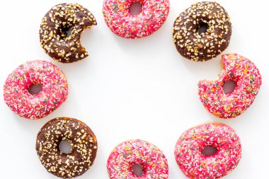 Donut çerçevesi, krema ve serpiştirme, genel manzara. Renkli fırın