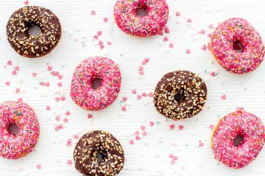 Renkli donut parçacıklarının üst görünümü, boşluğu kopyala