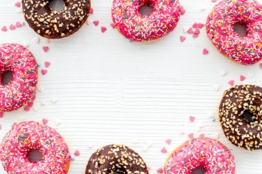 Donut çerçevesi, krema ve serpiştirme, genel manzara. Renkli fırın