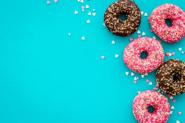 Donutlar mavi arkaplanda düz konum deseni, üst görünüm