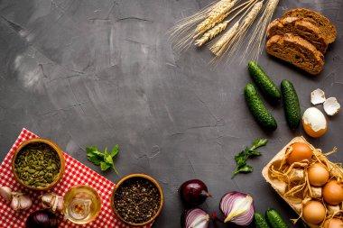 Ev yapımı taze yemekli köy yemeği masası. Genel Görünüm