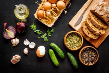 Taze ev yapımı yemek masası. Yumurta, ekmek, patates.