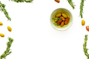 Aperatif. Kâsede yeşil ve siyah zeytin, metin için biberiye üst görünüm alanı