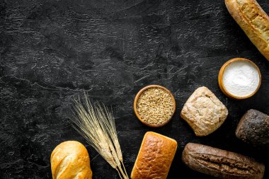 Siyah arkaplanda ev yapımı ekmek ve kulaklar Üst görünüm kopyalama alanı