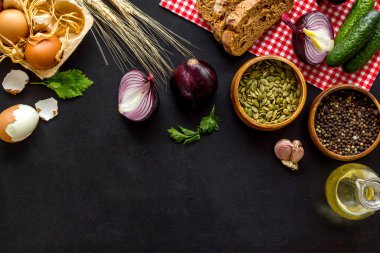 Ev yapımı taze yemekli köy yemeği masası. Genel Görünüm