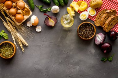 Ev yapımı taze yemekli köy yemeği masası. Genel Görünüm