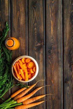 Havuç dilimleri, taze meyve suyu, sebzeler, en üstteki yeşil manzaralı fotokopi alanı.