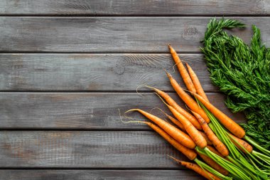 Havuç - taze, yapraklı - ahşap masa üstü görünümü kopyalama alanı