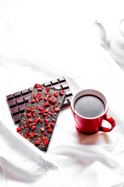 Çikolata ve çay eşliğinde erkenden kahvaltı