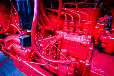 Fabrikadaki bir traktör için içten yanmalı motor