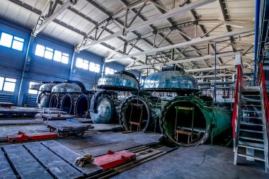 Beton bloklar için açık otoklavlara sahip fabrika binaları