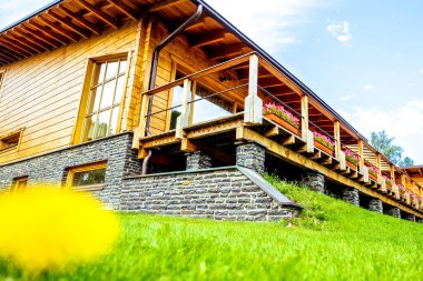 Yeşil bahçeli güzel ahşap bir evin cephesi