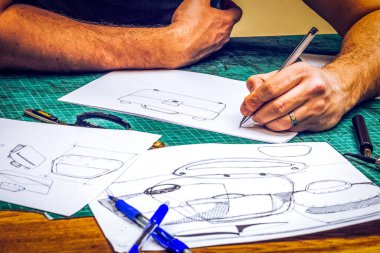 Deri atölyesi ustası eskizler ve atölyeler yapıyor.