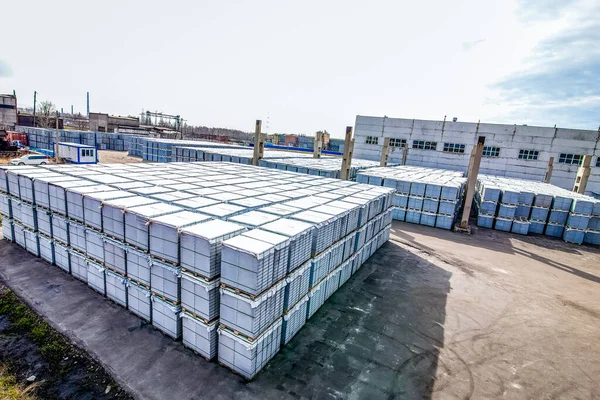 Stapel betonnen blokken in de buurt van een bouwfabriek — Stockfoto