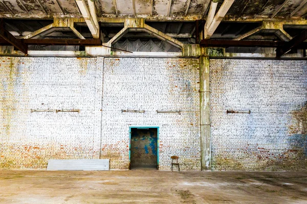 Pared de ladrillo en una fábrica abandonada — Foto de Stock