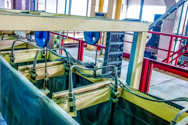 Industrieanlagen im Werk in der Produktionshalle — Stockfoto