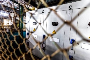 Fabrikadaki parmaklıklardan metal dolap görüntüsü