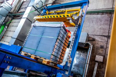 Ev yapımı bir fabrikada dökümlü beton döşemeler.