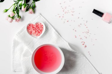 Çivi bakımı için kaplıcaya tuz ve krema.