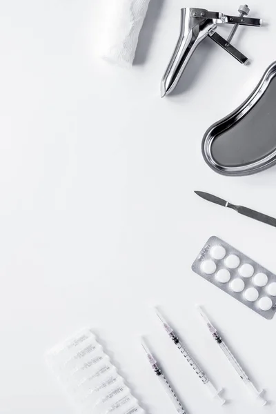 Instrumentos de ginecologista no fundo branco vista superior mock up — Fotografia de Stock