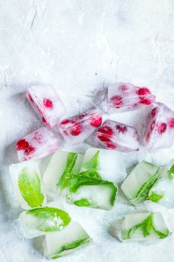 Kırmızı böğürtlen ve nane aromalı buz küpleri.